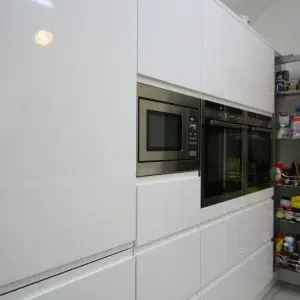 Pullout-storage-in-handleless-gloss-white Pullout-storage-in-handleless-gloss-white