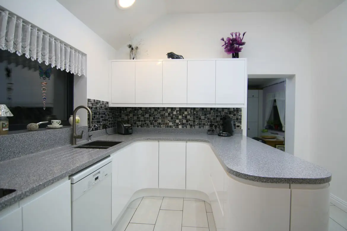 Handleless-White-Gloss-with-corian-platinum